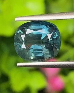 พลอย เขียวส่อง Green Sapphire 4.55 กะรัต (Cts.) พลอยแท้ อัญมณีมงคลประจําวันเกิด เครื่องประดับพลอย