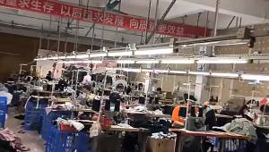 ชุดฤดูใบไม้ร่วงเสื้อกันหนาวสีแดงสำหรับเด็กผู้หญิง 2025 ใหม่ เสื้อกันหนาวถักสไตล์เกาหลีที่สบาย เสื้อโค้ทขนสัตว์เด็กฤดูใบไม้ร่วง