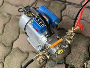 Máy vệ sinh điều hòa gắn điều khiển từ xa
