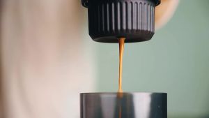 ชุดเครื่องชงกาแฟพกพาไฟฟ้า 2-in-1 สำหรับแคปซูลและผงกาแฟ สำหรับรถยนต์ ครอบครัว กิจกรรมกลางแจ้ง ตั้งแคมป์ การเดินทาง อุปกรณ์เสริมเอสเปรสโซ