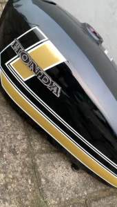 TANGKI HONDA CB100 PRESS BAHAN TEBAL BERKUALITAS WARNA HITAM GLOSY STRIP EMAS tangki cb tangki sultan tangki doraemon cat glosy tangki press honda cb