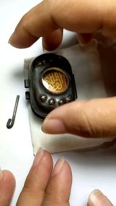 Alquran Antik dengan Wadah Liontin Kalung Antik Vintage