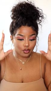 Sản phẩm tẩy trang chuyên dụng MakeUp Eraser PRO giúp bạn dễ dàng loại bỏ mọi loại mỹ phẩm chỉ bằng nước bao gồm cả mascara chống thấm nước kẻ mắt kem nền son môi kem chống nắng và nhiều loại mỹ phẩm khác! Đen sang trọng 1ct.