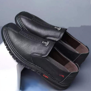 Mens outdoor office leather shoes in stock. Soviet-made leather shoes mens soft-soled sneakers travel shoes
