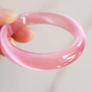 ✨💦✨Vòng tay nữ đá mắt mèo hồng bản hẹ mới Ni 53mm x cao 13mm x dầy 7mm nữ 50kg - 57kg đeo màu hồng hồng nhẹ xinh tươi đẹp rẻ lắm chuẩn hợp nữ mệnh hỏa mệnh thổ có 450k ạ