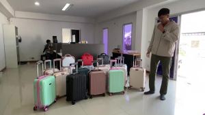 หลุดQC กระเป๋าเดินทางสินค้าผลิตใหม่ รอยขีดข่วนถลอกนิดหน่อย จากการผลิต ไม่มีผลต่อการใช้งาน ขอคนรับได้กดสั่งเลยคร้าา