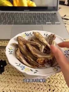 正版现货/小黄鱼特产香酥小黄鱼干零食即食休闲黄鱼酥海鲜小鱼干酥鱼带鱼QWHG