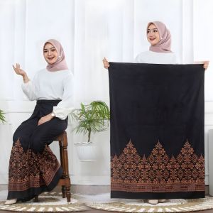Sarung santri putri Batik by Galeri Tuan Sarung Mbak santri sarung jumbo hitam sarung Gloyor Bawahan muslim yang dijahit dan jadilah Sarung lalu diberi unsur seni yaitu batik jadilah sarung batik wanita dewasa