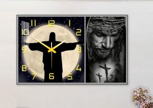Mẫu đồng hồ Công Giáo mới cập nhật thực tế bóng đẹp sắc nét treo trang trọng thành kính.