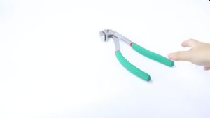 คีมขอบตัวถังสำหรับงานหนัก คีมซ่อมขอบรถยนต์แบบพกพา - คีมขอบประตูแบบ Hawkbill ด้ามจับสีเขียวตามหลักสรีรศาสตร์และโครงสร้างที่ทนทาน เครื่องมือจีบปีกประตู