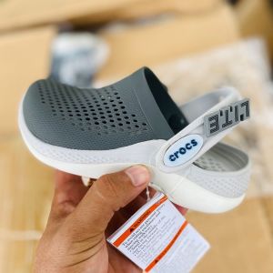 รองเท้าแตะ Crocs Carlo Chi360 แบบนิ่ม แต่งรูกลวง เหมาะกับเดินชายหาดสําหรับเด็กผู้ชาย และเด็กผู้หญิง 2023