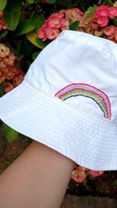 หมวกบัคเก็ตปักมือ ลายสายรุ้ง ใส่ถ่ายรูปไปคาเฟ่ชิคๆคูๆ ลายมินิมอลน่ารักๆ งาน Handmade Size : 56-58 cm หมวกสีขาวผ้าดี ถ่ายเองจากสินค้าจริง