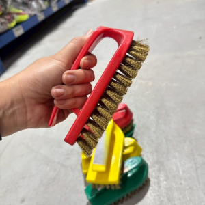 แปรงทองเหลือง ขนาด3*6นิ้ว แปรงทองเหลืองขัดพื้น ขัดคราบฝังแน่น ด้ามจับพลาสติก ทรงเตารีด จับถนัดมือ