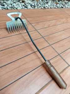 Weeding Rake Bahan Besi Weeding Garu Harrow Manual Garukan Tanah Buat Berkebun 11 Gigi
