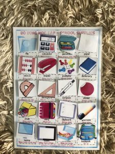 Học liệu giáo dục bóc dán busy book nhiều chủ đề đa dạng với phụ đề song ngữ Anh Việt giúp tăng vốn từ cho bé