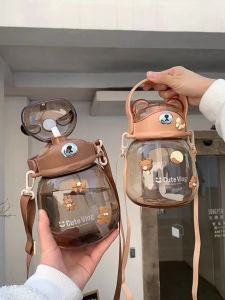 กระบอกน้ำ1300ml ขวดน้ำหมี กระบอกน้ำใส่ยา ขวดน้ำพกพา เภทถ้วยน้ำสร้างสรรค์ ขวดน้ำพลาสติก กระติกน้ำนักเรียน ถ้วยน้ำคนดังอินเทอร์เน็ตCH-2209