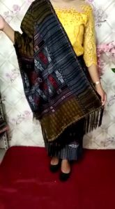 Rok dan Slendang Motif Etnik Tumtuman