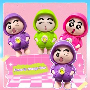 ZOOGGJZ การ์ตูนลายการ์ตูน พวงกุญแจตุ๊กตาเปลี่ยนหน้า บรรเทาความเครียด การแสดงออกทางสีหน้า3แบบ จี้เครยอนชินจัง น่ารักน่ารักๆ ของเล่นบีบอัด ของขวัญคู่หนึ่ง
