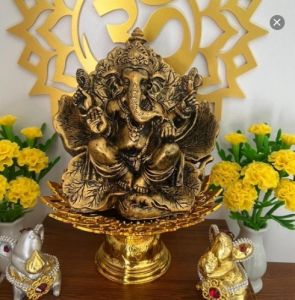 พระพิฆเนตร ประทับบนดอกชะบาปางประทานพร มี 4 กร พระพิฆเนศ สำเร็จสมหวังร่ำรวย ความสุข การงานราบรื่น