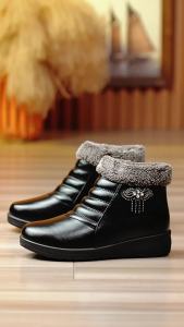 New Genuine Leather Cowhide Autumn Mom Shoes Middle-aged Women Cotton Shoes Comfortable Warm Fleece Short Boots Women Snow Boots Leather Shoes