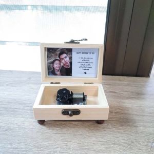 กล่องดนตรีไขลาน Sankyo ในกล่องไม้สนขนาดเล็ก พร้อมปริ้นรูปติดที่ฝากล่อง (ส่งรูปมาทางข้อความ)