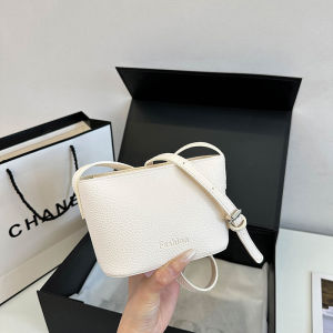 MOUSSON  กระเป๋าทรงสี่เหลี่ยมใบเล็กสีล้วนเรียบง่ายและเข้ากันได้ทุกแบบคุณภาพสูงกระเป๋าสะพายข้างหนังนิ่มลายลิ้นจี่สำหรับผู้หญิง