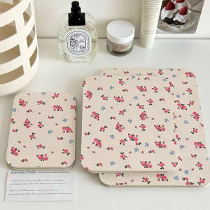 สามารถพับกระจก แต่งหน้ากระจก แต่งหน้าสี่เหลี่ยมกระจกเดียวกระจก แต่งหน้าสี่เหลี่ยม กระจก แต่งหน้าสามารถพกพาได้ทุก ที่ในหอพักโต๊ะเครื่องแป้ง PU ลายดอกไม้วินเทจ สวย ทรงสี่เหลี่ยม กระจกแต่งหน้าลาย พับได้ ใช้งานสะดวก