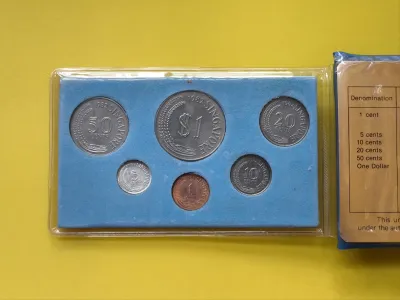 Year 1982 Singapore UNCIRCULATED Coin album (One cent to One Dollar)(Coin album very minor worn)