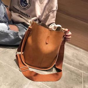 C & K【คุณภาพสูง โปรเด็ด ดีลปัง】กระเป๋าสะพายข้างผู้หญิง ระบายอากาศ ทนต่อการสึกหรอ ประณีต แมทช์ง่าย พร็อพ ขาดไม่ได้สำหรับการเดินทาง