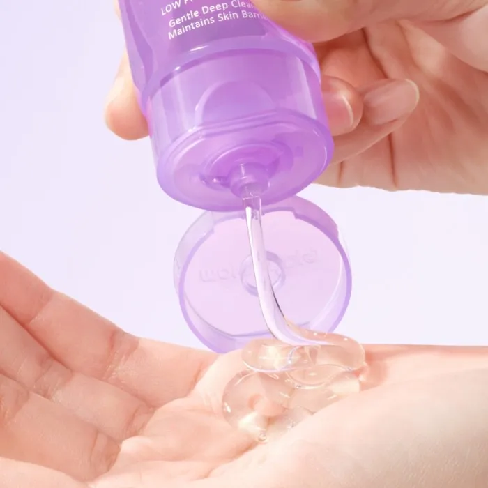 Glad2Glow%20Blueberry%20Ceramide%20Low%20pH%20Gel%20Cleanser%20-%20Image%205