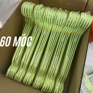Móc nhựa màu xanh lá treo quần áo - móc nhựa treo quần áo dl