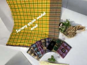 Sarung anak gajah waduk motif kotak