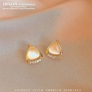 Korean light luxury pearl earrings 2025 new womens gold diamond earrings outdoor travel fashion earrings