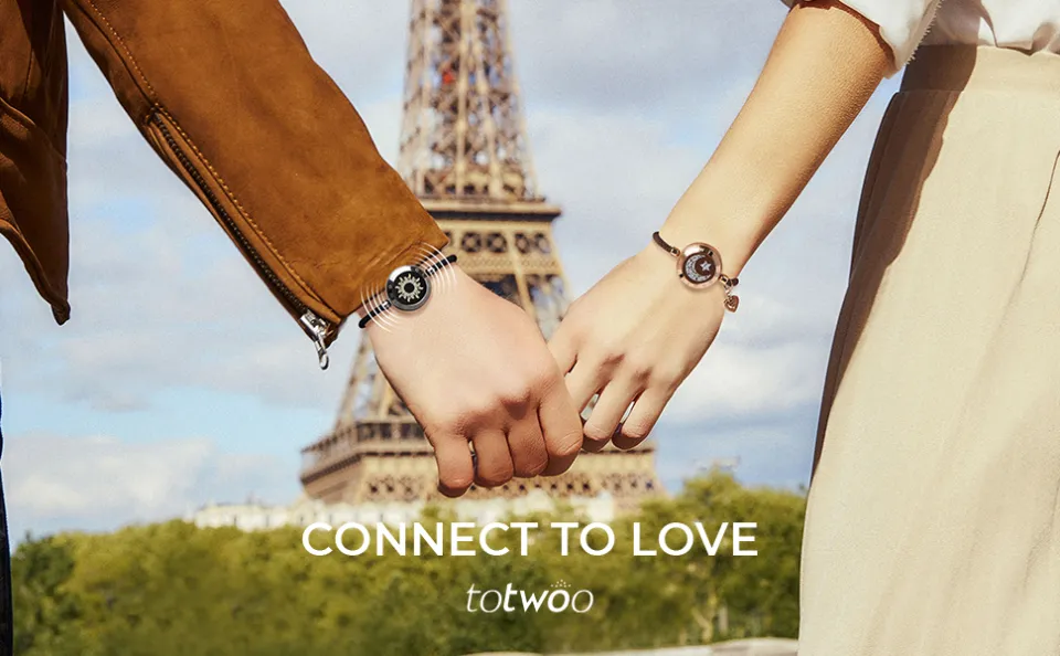 TOTWOO Long Distance Touch Bracelets for Couples, Vibration and Light up  for Love Couples Bracelets  Long Distance Relationship Gifts for  Girlfriend Bluetooth Pairing Jewelry Snake Chain/Black+Silver: Buy Online  at Best Price