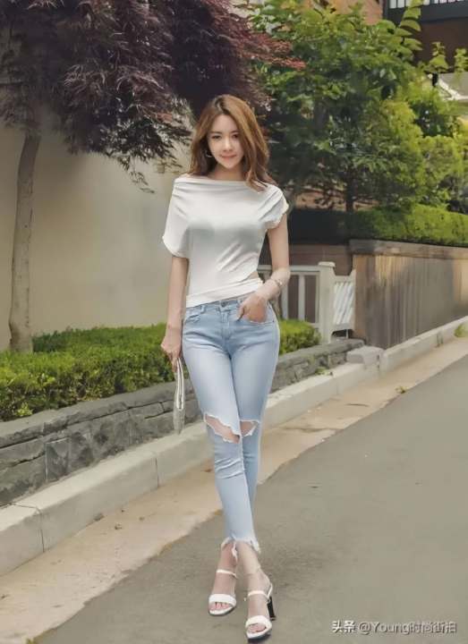 NEW Fashionable tight-fitting low-rise ripped crotch stretch jeans