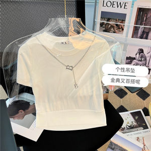 Ammin เสื้อเบลาส์แขนลำลองขาสั้นสีขาวเรียบง่ายสำหรับผู้หญิงเสื้อยืดผ้าฝ้ายมีตัวอักษรโลหะทรงกลมแบบสั้นฤดูร้อน2024