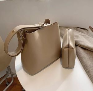 กระเป๋าสะพายแฟชั่น รุ่น Vi16 มีใบเล็กข้างใน หนัง PU นิ่ม ทน สะพายได้ทุกโอกาส ใส่ของเยอะ ใช้ได้ทุกโอกาส สายปรับระยะได้