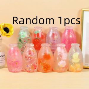 YOUSHI TOP Trong suốt Đồ chơi bóp hình chai nước trái cây Màu sắc ngẫu nhiên Đầy màu sắc Đồ chơi giảm căng thẳng dạng chai trong suốt Những hạt kim tuyến lấp lánh Kẹo mô phỏng Đồ chơi mềm hình chai maltose Giảm lo âu