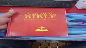 NEW AMERICAN BIBLE REVISED EDITION WITH THUMB INDEX (BIG / HARDBOUND) COLORED 22 x 14 x 3 CM【Fast Delivery】