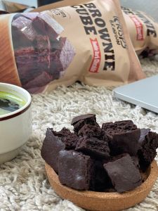 บราวนี่กรอบคิวบ์ดาร์กช็อกโกแลต (จํานวน 1 ซอง)