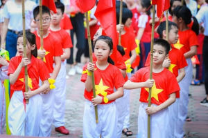 [DÀNH CHO TRẺ EM] Áo phông Việt Nam + Quần short - Váy xếp ly trắng cho bé FULL SIZE tập múa văn nghệ tựu trường