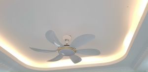 Quạt trần 6 cánh cong điều khiển từ xa 6 số lõi đồng 100% động cơ tiết kiệm điện quạt rất mát và chạy êm