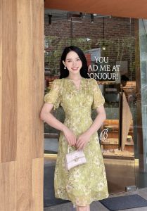 [Voucher 15% MOV 199K cap 100K  Đầm A ngắn tay cổ tim HeraDG thiết kế xếp nếp ngực tạo điểm nhấn chất liệu tơ cao cấp họa tiết hoa tươi sáng SDPBC3124