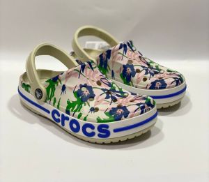 รองเท้าผู้หญิง Crocs ลายดอกไม้สุดชิค ที่ผสมผสานความน่ารักและความสบาย