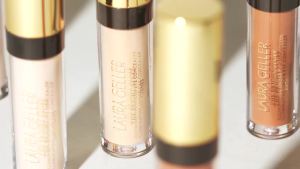 LAURA GELLER NEW YORK The Bright Stuff Illuminating Under Eye Concealer with Cooling Metal Tip - Light Coverage (01 Porcelain)