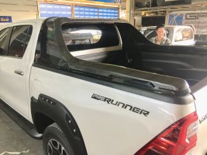 โรลบาร์ ทรง ร็อคโค่ เวอร์ชั่น 1 ไม่เจาะรถ สามารถใส่กับกระบะลายเนอร์ได้ โตโยต้า รีโว่ มีทั้ง แคป และ สี่ประตู ผลิตจากพลาสติก เอบีเอส น้ำหนักเลา