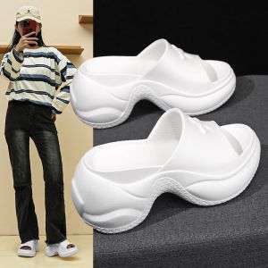 Selipar tapak tebal baharu untuk wanita pada musim panas 2024 memakai baju silang high heel muffin 9CM sejuk.