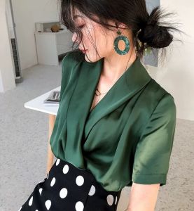 Alisa Sonya เสื้อยืดผ้าซาตินหรูหราสำหรับฤดูร้อนเสื้อสตรีคอวีแขนสั้นสไตล์ฝรั่งเศส