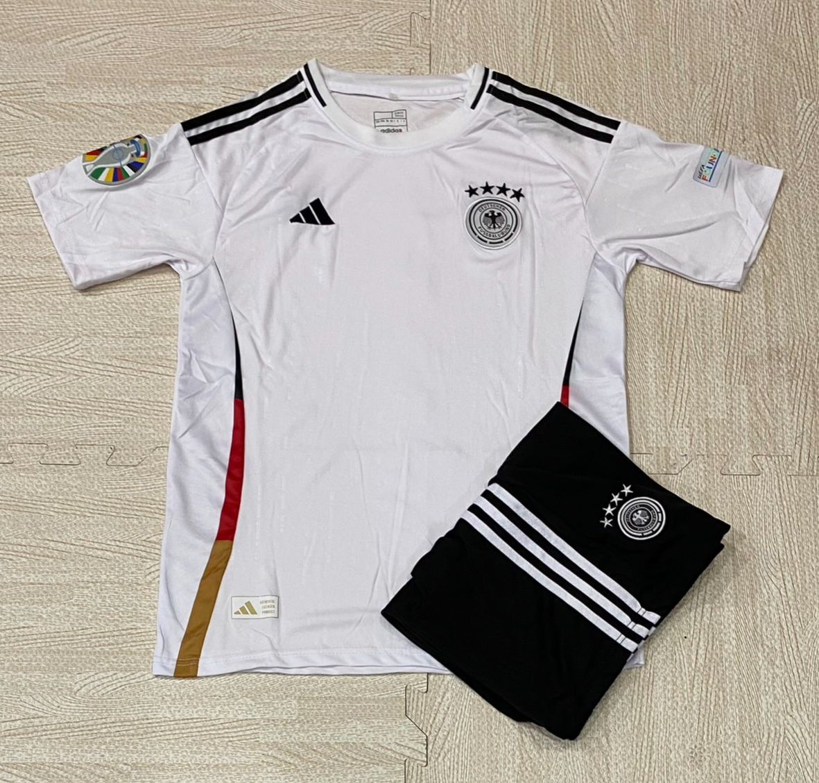 ชุดฟุตบอล  ทีมชาติเยอรมัน รุ่นใหม่ล่าสุด 2023/24 (เสื้อพร้อมกางเกง)