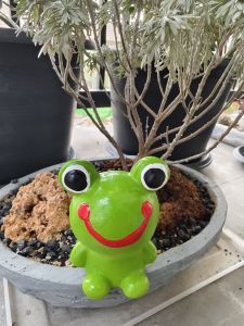 ตุ๊กตา รูปปั้น ปูนปั้น กบ ยิ้มแฉ่ง กบน้อย สัตว์ สีเขียว ตกแต่งบ้าน ประดับสวน ของเล่นเด็ก เพื่อการศึกษา ที่ทับกระดาษบนโต๊ะทำงาน ขนาดเล็ก สูง 9 ซม